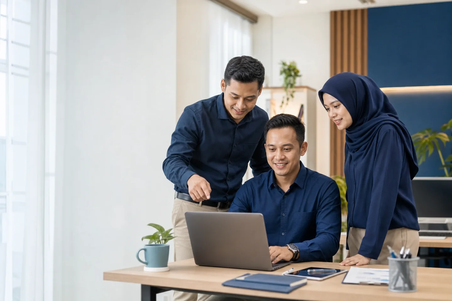 Tim bisnis Indonesia meninjau operasional bersama menggunakan Sanber ERP